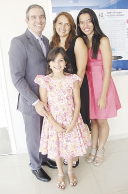 Papai Humberto Mazza, mamãe Sílvia e filhas Gabriela e Maria Clara